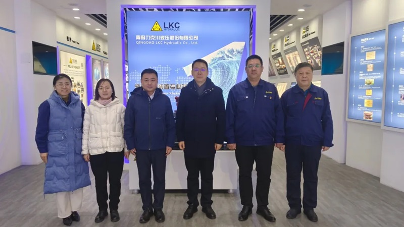 1735520375150289.jpg 高新區(qū)工委委員、管委副主任張建軍一行蒞臨青島力克川液壓股份有限公司調研指導1.jpg